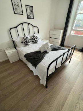 Fully equipped 2 bed flat on Old Compton St!